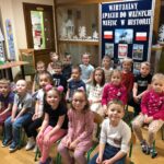 Grupa Motylki oglądają wirtualny spacer po historii Polski na tablicy interaktywnej