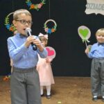 Dzieci z oddziału Rzeczyca mówią wiersze