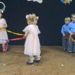 Dzieci z oddziału Rzeczyca tańczą