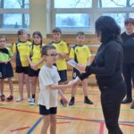 dzieci uczestniczą w zajęciach sportowych w Szkole Podstawowej w Rzeczycy