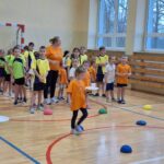 dzieci uczestniczą w zajęciach sportowych w Szkole Podstawowej w Rzeczycy