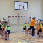 dzieci uczestniczą w zajęciach sportowych w Szkole Podstawowej w Rzeczycy