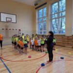 dzieci uczestniczą w zajęciach sportowych w Szkole Podstawowej w Rzeczycy