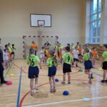 dzieci uczestniczą w zajęciach sportowych w Szkole Podstawowej w Rzeczycy