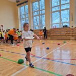 dzieci uczestniczą w zajęciach sportowych w Szkole Podstawowej w Rzeczycy