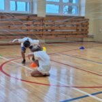 dzieci uczestniczą w zajęciach sportowych w Szkole Podstawowej w Rzeczycy