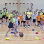 dzieci uczestniczą w zajęciach sportowych w Szkole Podstawowej w Rzeczycy