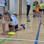 dzieci uczestniczą w zajęciach sportowych w Szkole Podstawowej w Rzeczycy