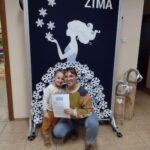 Mama z dzieckiem trzymająca kwartalnik