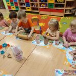 Mikołaj wałkuje masę solną