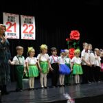 Pani Dyrektor oraz dzieci witają zgromadzonych w auli dziatków