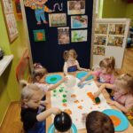 Przedszkolaki malują wałkami, gabką i bibetkami na brystolu