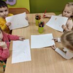 Przedszkolaki narysowały obrazki kredkami