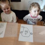 Przedszkolaki odbiły obrazki przez kalkę przezroczystą