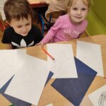 Przedszkolaki odrysowały swoje raczki przez kalkę biurową