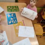Przedszkolaki odrysowały szablony ołówkiem