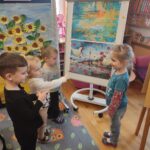 Przedszkolaki oglądają obraz