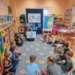 Przedszkolaki podczas zajęć edukacyjnych