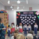 Przedszkolaki-prezentuja-swoje-talenty-recytatorskie-podczas-wystepu