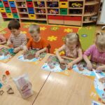 Przedszkolaki robią ciasteczka z masy solnej