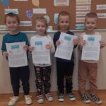 Przedszkolaki trzymają gazetkę