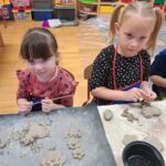 Przedszkolaki wykonują prace z gliną