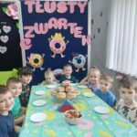 Przedszkolaki z Oddziału Krasnoludki zajadają tradycyjne pączki