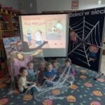 Przedszkolaki-z-Pania-bawia-sie-w-sieci-rybackiej