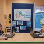 Przedszkolaki odgrywają scenki dot. rozmów z obcymi przez Internet
