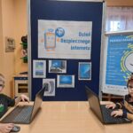 Przedszkolaki odgrywają scenki dot. rozmów z obcymi przez Internet