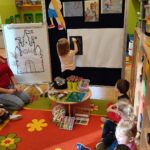 Sara rysuje obrazek kredą