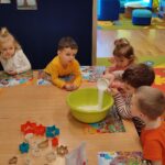 Szymon wsypuje sól do miski