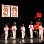 Taniec dzieci ubranych w bałwanki