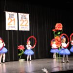 Taniec dzieci z kołami i szarfami