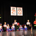 Taniec dzieci z kołami i szarfami