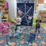 Zabawa-dzieci-w-pajaczyne