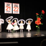 Zimowy taniec dzieci z oddziału Żuczków z kołami