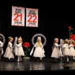 Zimowy taniec dzieci z oddziału Żuczków z kołami