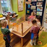 Żuczki malują na folii