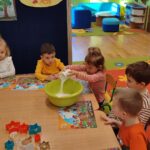 Zuzia wsypuje mąkę do miski