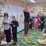 Dzieci występują dla przedszkolaków