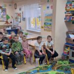 Dzieci występują dla przedszkolaków