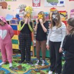 Dzieci występują dla przedszkolaków