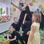 Dzieci występują dla przedszkolaków