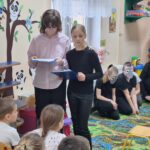 Dzieci występują dla przedszkolaków