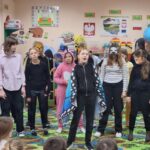 Dzieci występują dla przedszkolaków