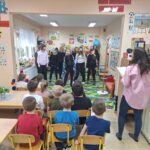 Dzieci występują dla przedszkolaków