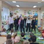 Dzieci występują dla przedszkolaków