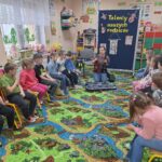 Pani gra na skrzypcach