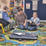 dziewczynka gra na instrumencie